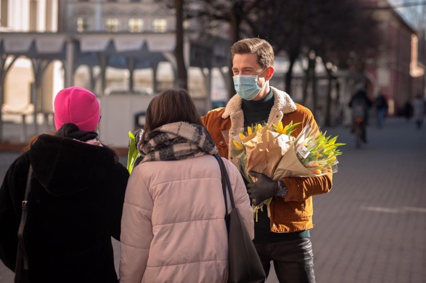 Leszno. Panie w centrum miasta na Dzień Kobiet otrzymały kwiaty. Wręczał je Michał Lembicz, finalista Mistera Polski, model i aktor ZDJĘCIA