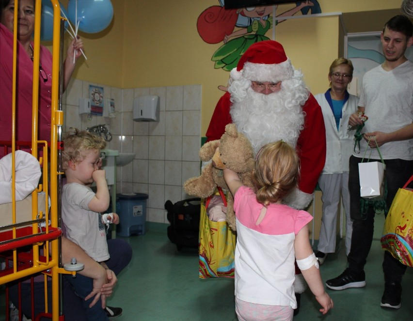 Mikołaj w szpitalu w Czeladzi rozdawał prezenty