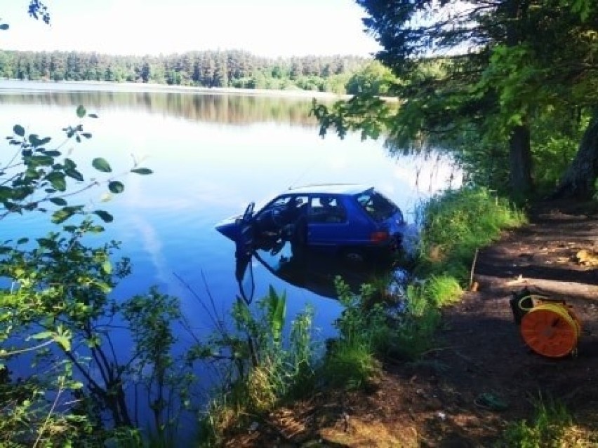 Samochód wpadł do jeziora Małe Świdno koło Sianowa. Trwa akcja poszukiwawcza [ZDJĘCIA]
