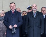Prezydent Andrzej Duda z wizytą w Gdyni. Obok manifestacja KOD [ZDJĘCIA, WIDEO]