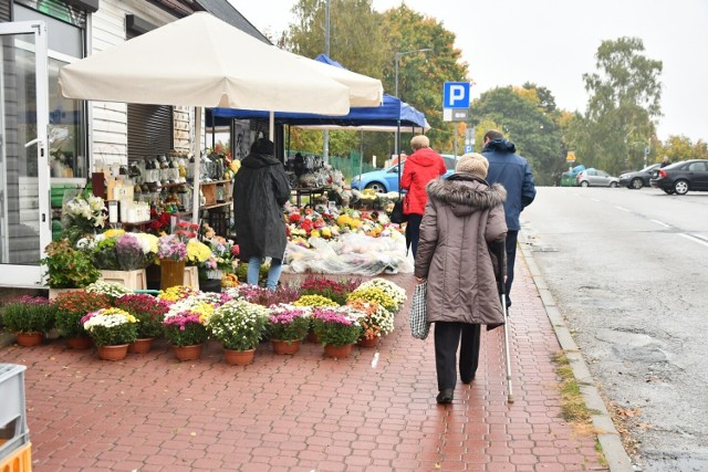 Ceny zniczy i kwiatów na kieleckich cmentarzach w niedzielę, 22 października 2023.