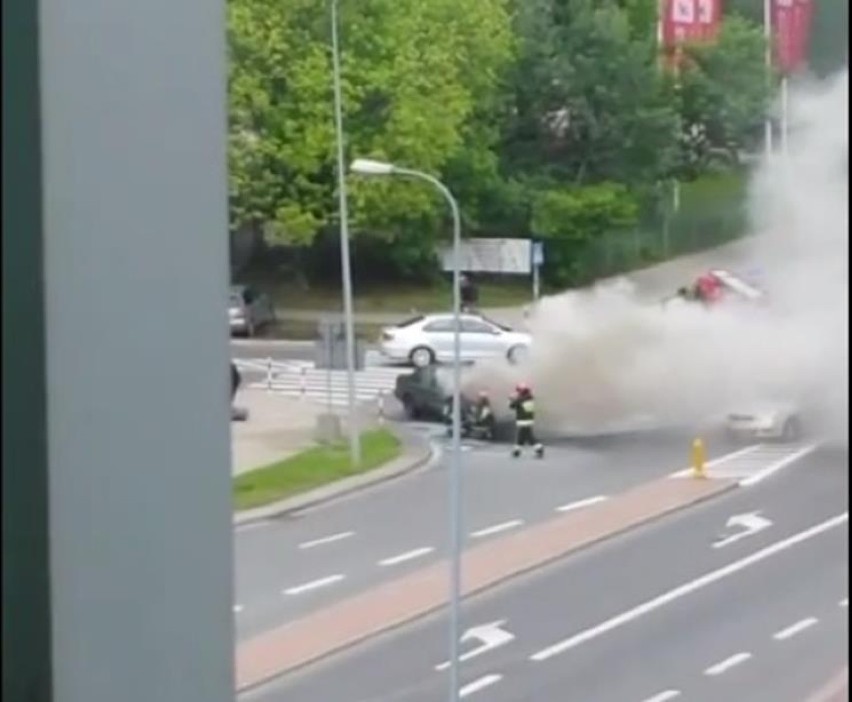 Pożar samochodu na Domaniewskiej. Spłonęło volvo...