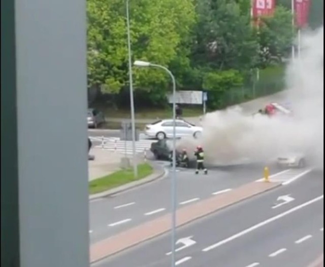 Pożar samochodu na Domaniewskiej. Spłonęło volvo [WIDEO,ZDJĘCIA]