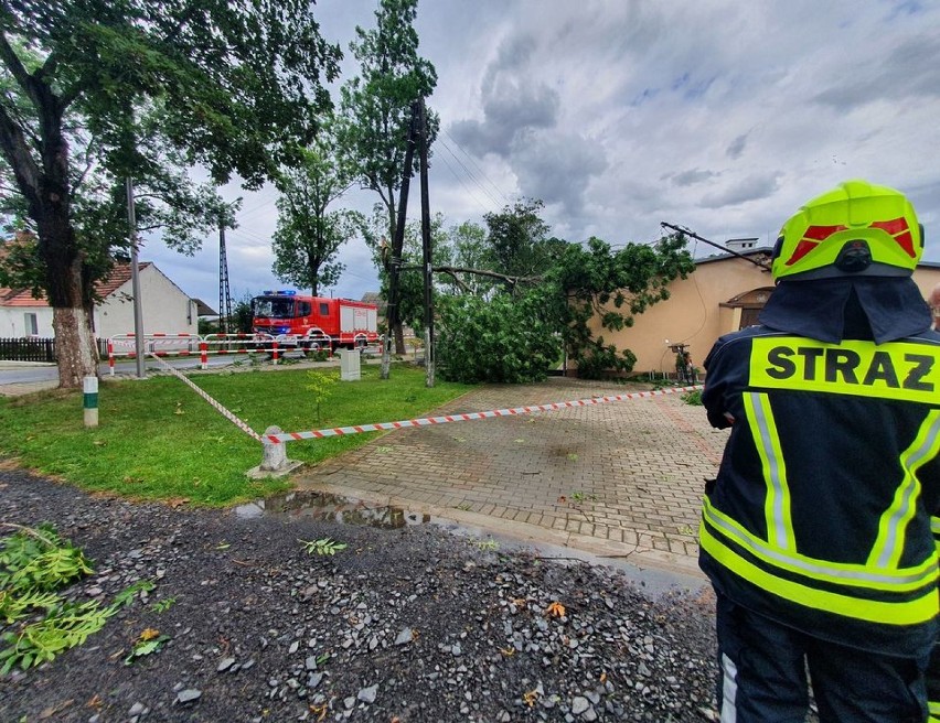Wichura zerwała dach budynku gospodarczego i uszkodziła przedszkole w Rzeczyny w gminie Grębocicie