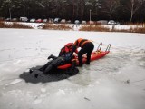Na Dzikiej Ochli pod mężczyzną załamał się lód. Strażacy przeprowadzali ćwiczenia. W ten sposób co roku ginie kilkanaście osób 