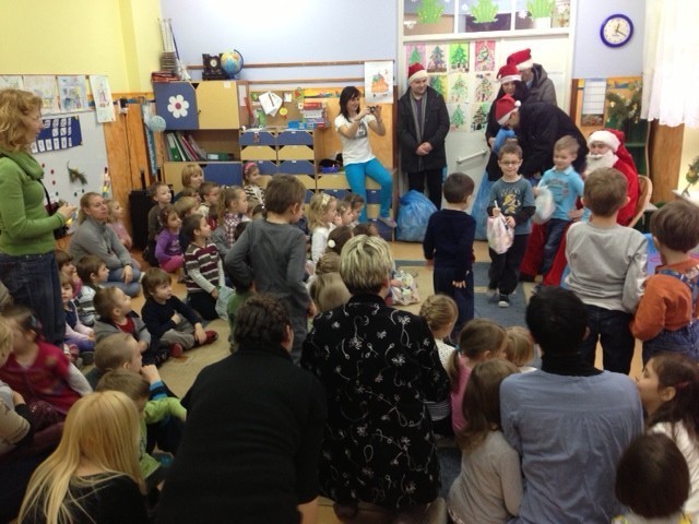 Kalisz: Młodzi Demokraci obdarowali prezentami dzieci z Przedszkola Integracyjnego Sióstr Felicjanek