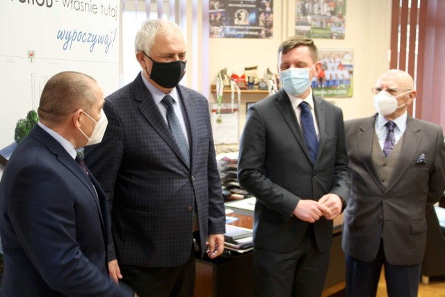 Minister Grzegorz Piechowiak przyjechał do Międzychodu, by pomóc rozwiązać kryzys związany z planowaną budową fabryki w Gorzyniu (5.03.2021).