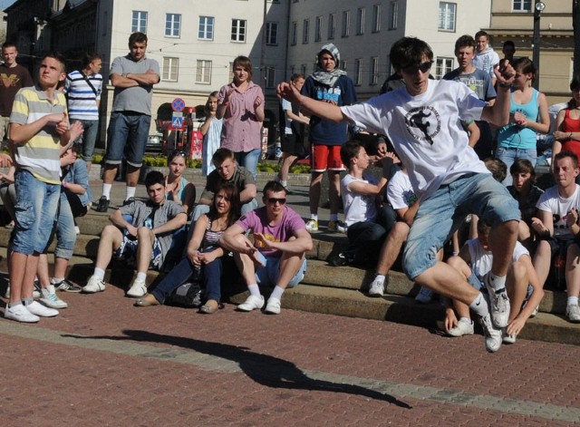 Tancerze trenujący tzw. jump style uświetnili w sobotnie popołudnie oficjalne otwarcie Muzeum Kanału "Dętka" na pl. Wolności.