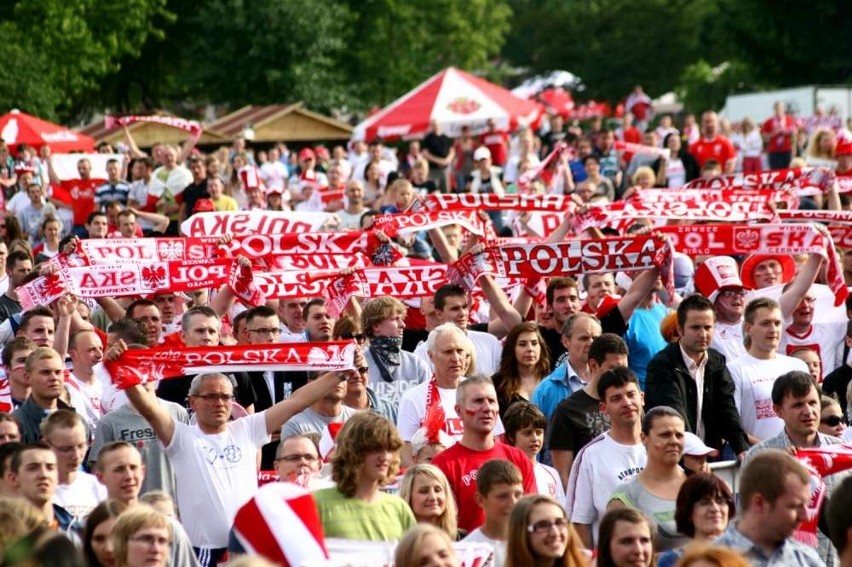 Piła. Mecz otwarcia EURO 2012 na Wyspie. Cała Wyspa biało-czerwona! [ZDJĘCIA i WIDEO]