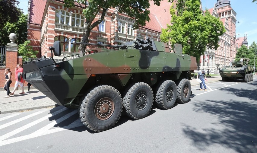 Wojsko, policja i straż na Wałach Chrobrego, czyli Dzień Weterana w Szczecinie [wideo, zdjęcia]