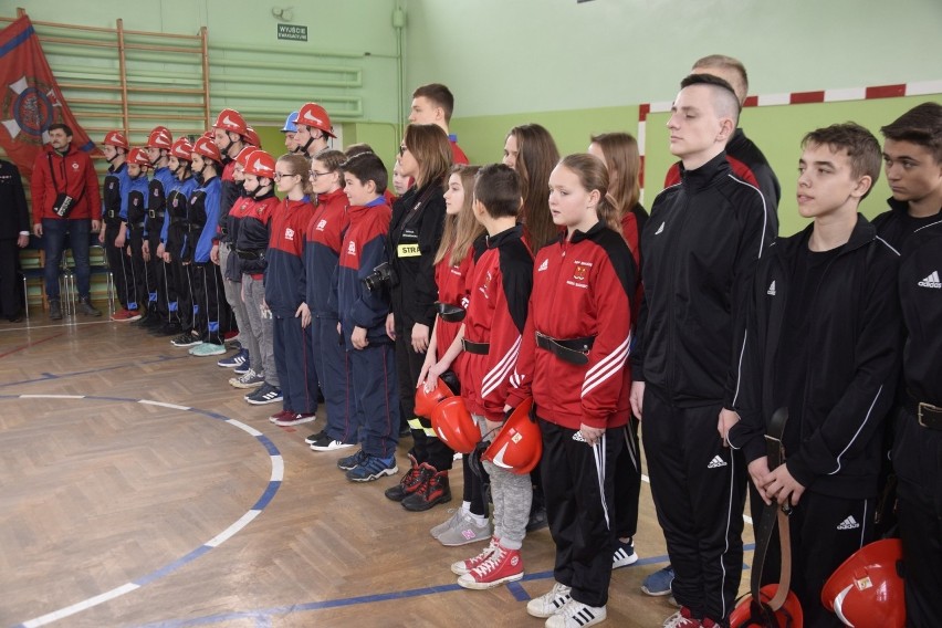 Zawody przeprowadzone zostały w hali sportowej Zespołu Szkół...