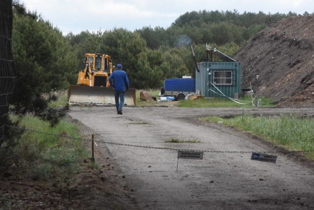 Dawno wysypisko DOZAMETU w Bobrownikach. Mieszkańcy przypominają, że do niedawna teren był płaski. Teraz rośnie hałda. Ma być przywiezionych 180 tys. ton odpadów do rekultywacji miejsca.