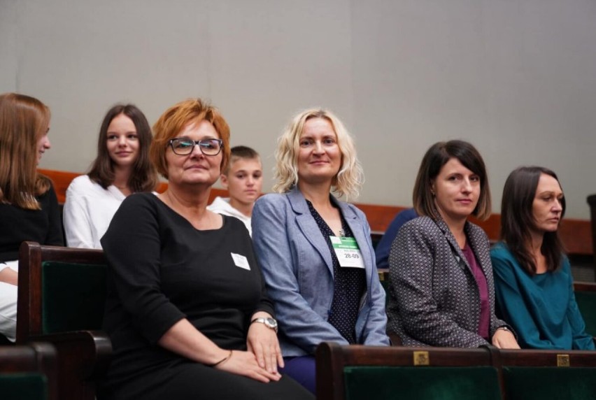 Uczniowie z Włodawy odwiedzili Sejm. Oprowadziła ich poseł Monika Pawłowska 
