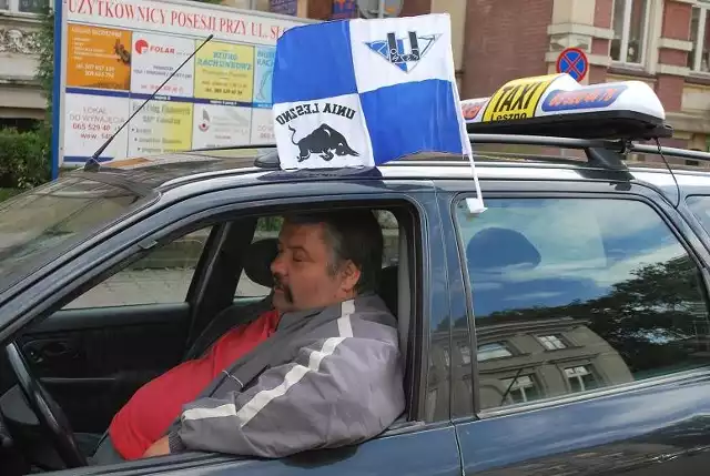 Dariusz Klimpol zawiesił flagę z bykiem na swojej taksówce