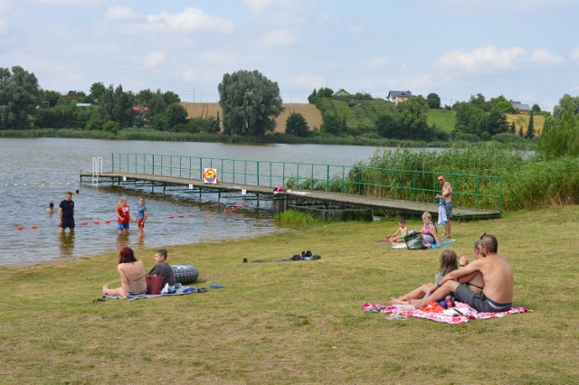 Jezioro Głęboczek w Tucholi - można się opalać, można się kąpać. Co kto woli, a jest tez bezpiecznie, bo są ratownicy