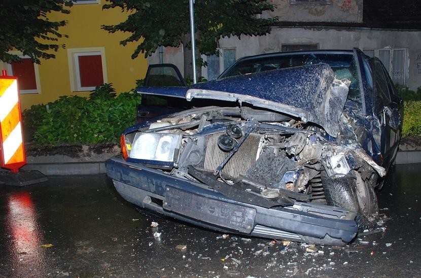 KPP Kwidzyn: W Gardei kierowca osobówki uderzył w ciężarówkę. Dwie osoby zostały ranne
