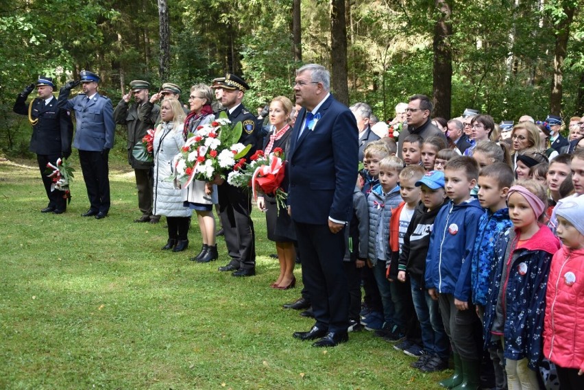 W Kartuzach i w kaliskim lesie odbyły się uroczystości upamiętniające ofiary II wojny światowej ZDJĘCIA