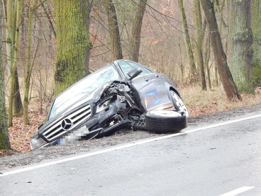 Do wypadku doszło na trasie Żagań-Stary Żagań. Mercedes...