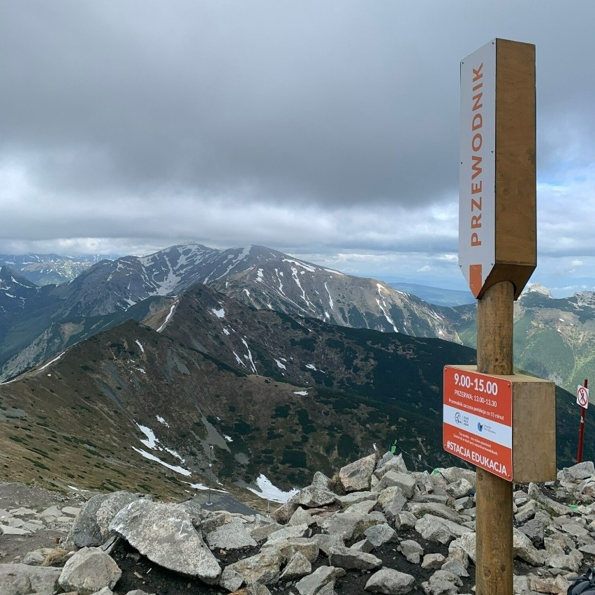 Tatry. Stacja Edukacja na Kasprowym Wierchu. W teren ruszyli darmowi edukatorzy dla turystów