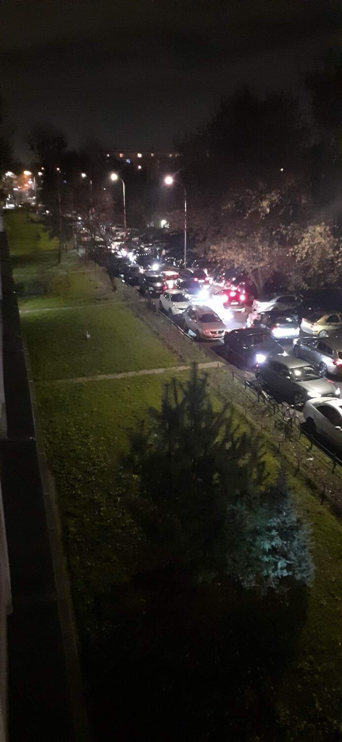 Paraliż osiedlowych uliczek po wprowadzeniu strefy płatnego parkowania na Mokotowie. 40-minutowe korki, ruchem kieruje policja