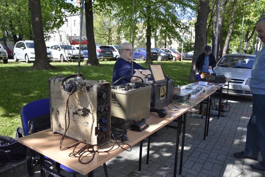 Krótkofalowcy zainstalowali się ze swoją radiostacją na...