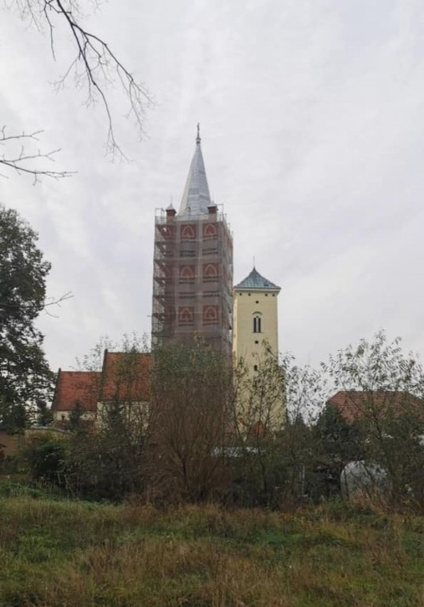 Wieża byłego kościoła w Czerninie przechodzi wielką metamorfozę [ZDJĘCIA]