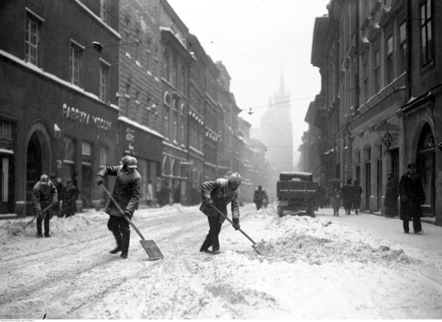 Styczeń 1936 roku - mężczyźni podczas odśnieżania ulicy Floriańskiej