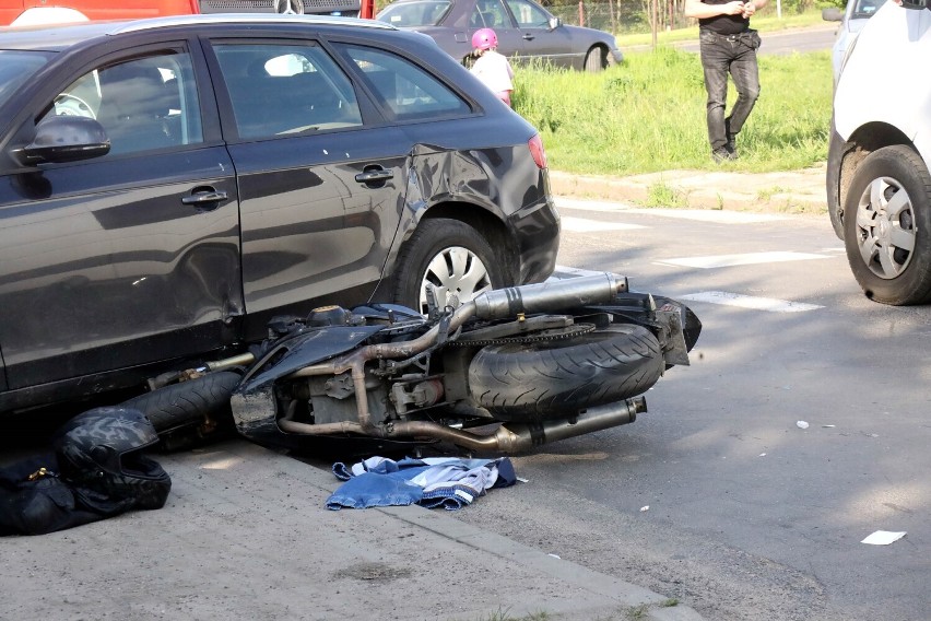 Wypadek na ulicy Pątnowskiej w Legnicy. Ranny motocyklista, zobaczcie zdjęcia