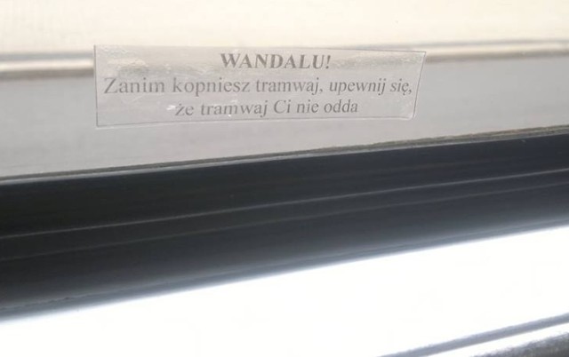 Szalone naklejki w poznańskich tramwajach MPK