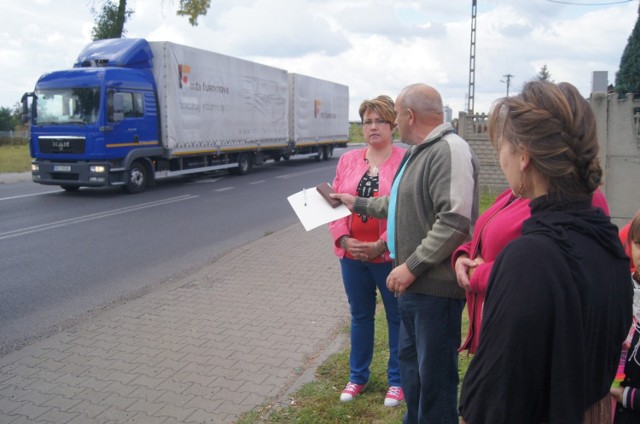 Mieszkańcy ulicy Brzeźnickiej przez tiry mają codziennie problemy w wyjeżdżaniem z własnych podwórek