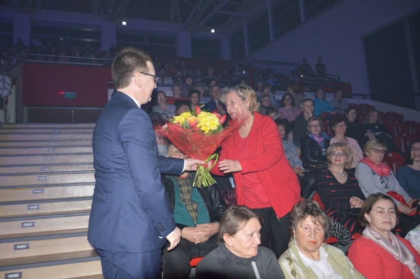 Michał Milowicz zaśpiewał dla pań w Ostrowcu Świętokrzyskim. Były też kwiaty od prezydenta [ZDJĘCIA]