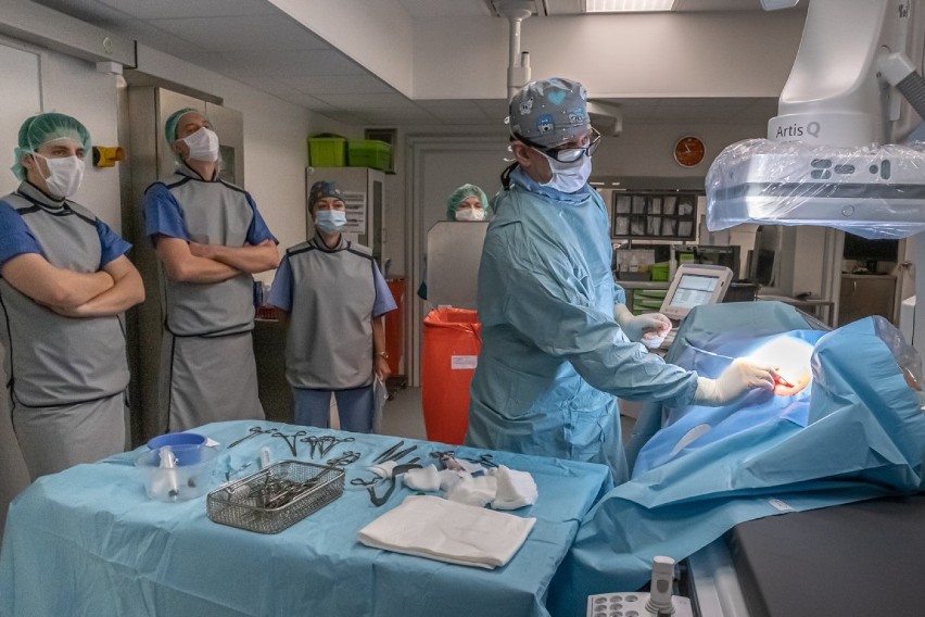 Innowacyjny zabieg w warszawskim szpitalu. Pacjentowi wszczepiono defibrylator łączący się ze smartfonem