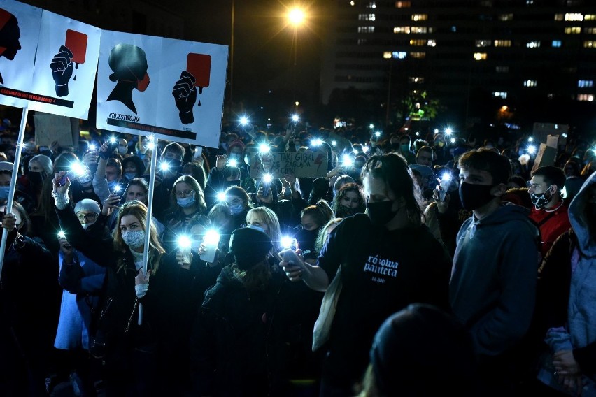 Protest kobiet w Gliwicach. 8 tysięcy osób protestowało na ulicach, jedna została ukarana za brak maseczki. Zobacz ZDJĘCIA