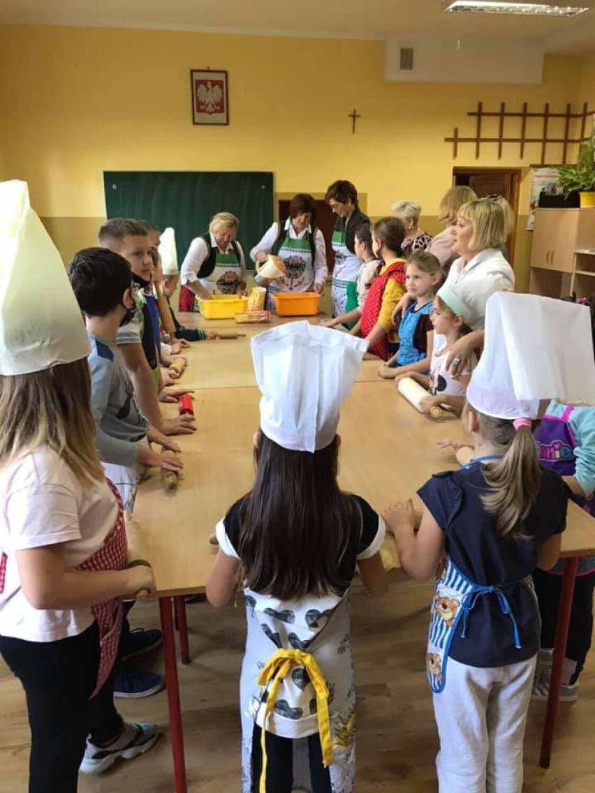 Dzieci ze Szkoły Podstawowej w Sieńcu uczyły się lepić pierogi. Trwa realizacja projektu „Wieluński folklor" Stowarzyszenia Łączy Nas Wieluń