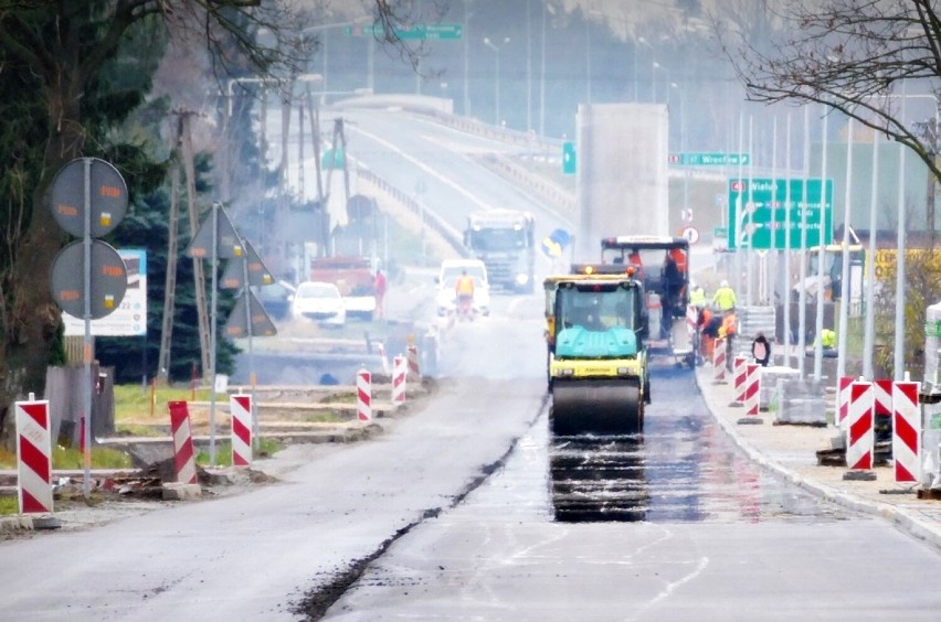 Kładą asfalt na remontowanej ul. Wieluńskiej w Złoczewie. Uwaga kierowcy, obowiązuje ruch wahadłowy ZDJĘCIA