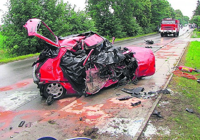 W wypadku (4 lipca) zginęły dwie pasażerki peugeota, podróżujący mercedesem uciekli