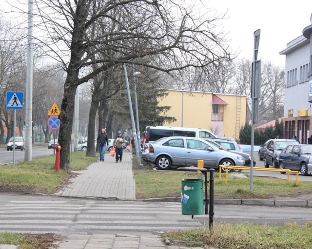 Latarnie przy parkingu Biedronki przy ul. Lubelskiej są bardzo pochylone. Zagraża to życiu i bezpieczeństwu przechodniów.