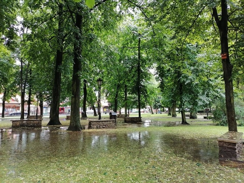 Nawałnica z gradobiciem w Niepołomicach. Zatopione centrum miasta [ZDJĘCIA]