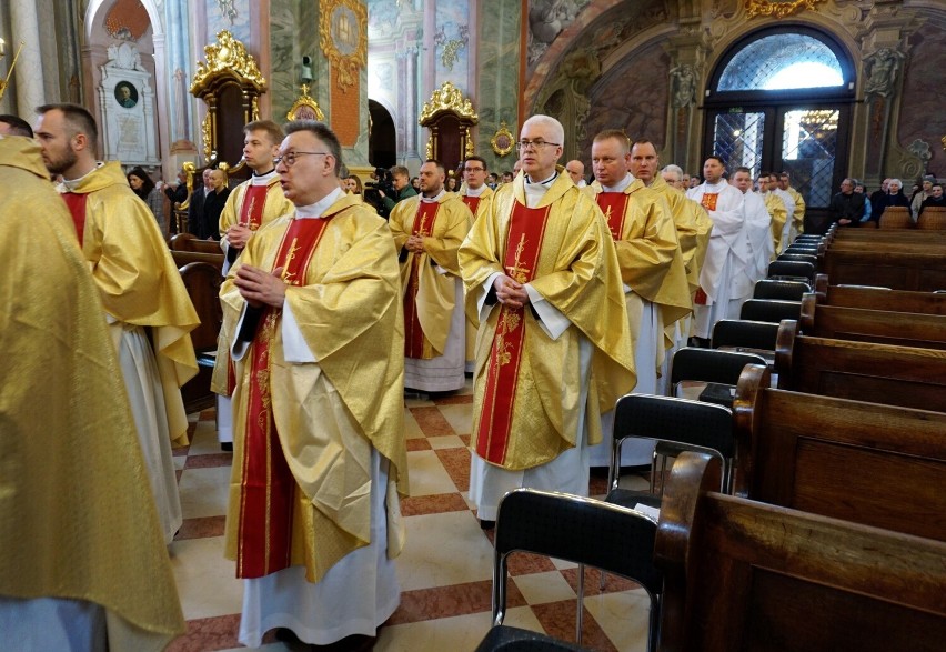 Księża z całej diecezji modlili się podczas Mszy Krzyżma w archikatedrze lubelskiej. Zobacz zdjęcia