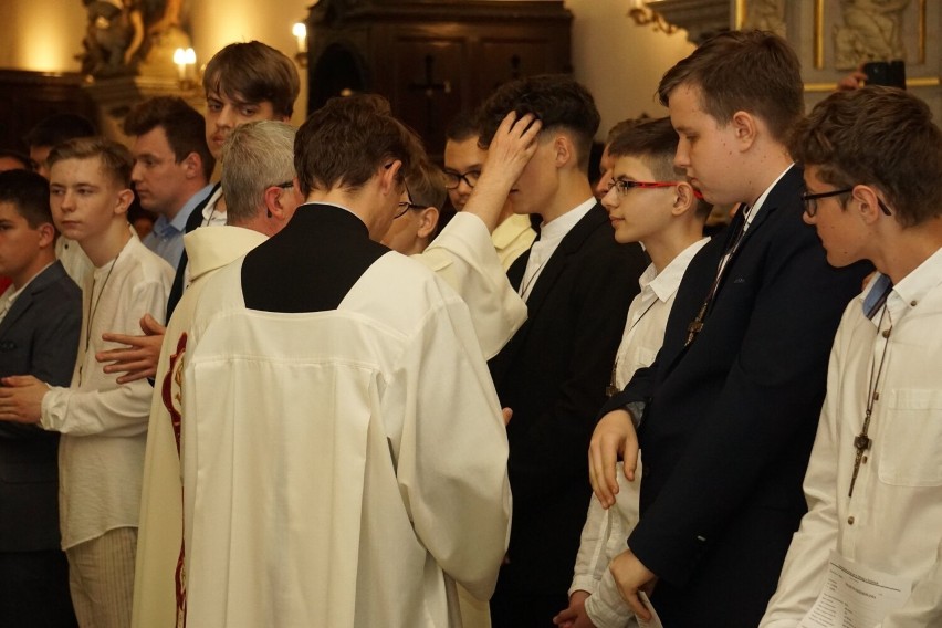 Młodzież z parafii Świętego Mikołaja w Końskich przyjęła sakrament bierzmowania. Zobacz zdjęcia