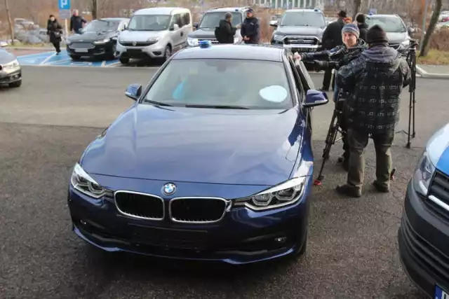 Policja kupiła nieoznakowane radiowozy. Wśród nich sportowe BMW. Część z nich już jeździ po Warszawie! [ZDJĘCIA]