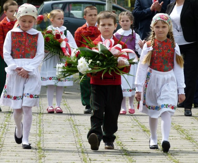 Obchody zakończenia wojny w Sieradzu 2015. W 70. rocznicę zwycięstwa odbyła się uroczystość pod pomnikiem Piłsudskiego