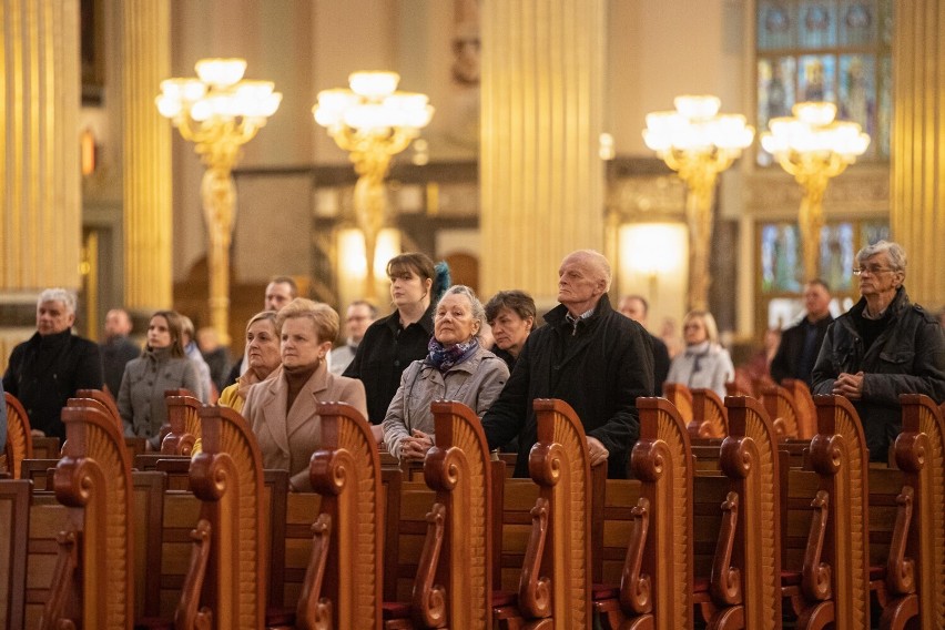 Wielki Piątek  2022 w Licheniu .Księża marianie zapraszają do wspólnego przeżywania Triduum Paschalnego w bazylice licheńskiej