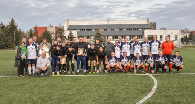 W sportowym pojedynku w duchu dobrej zabawy zmierzyli się byli i obecni zawodnicy Sparty Szamotuły. Mecz zadedykowali Błażejowi Waśkowiakowi