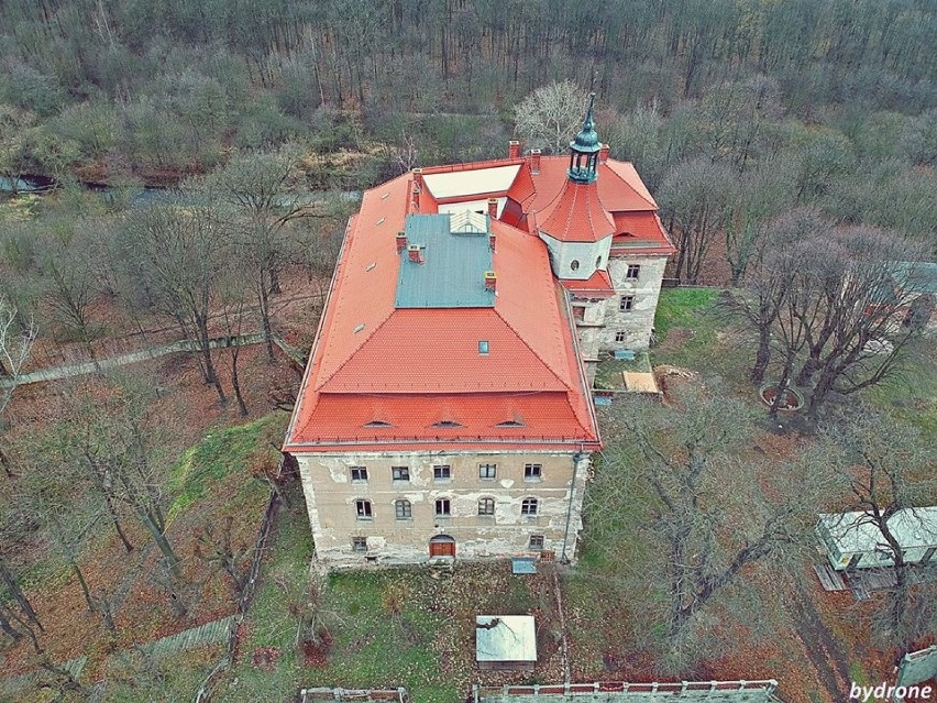 Pałac powstał w XVIII wieku w wyniku przebudowy istniejącej...