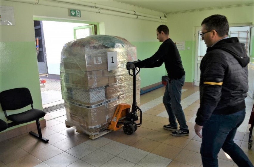 Kolejny transport darów dla Ukrainy wyruszył z Poddębic. Wielki odzew mieszkańców na apel o pomoc. Powiatowy Punkt Zbiórki działa ZDJĘCIA