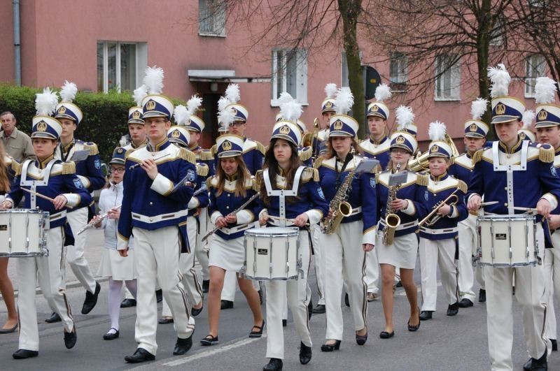 Kwidzyn: Przemarsz ulicami miasta i wspólne śpiewanie pieśni patriotycznych z okazji Święta 3 Maja