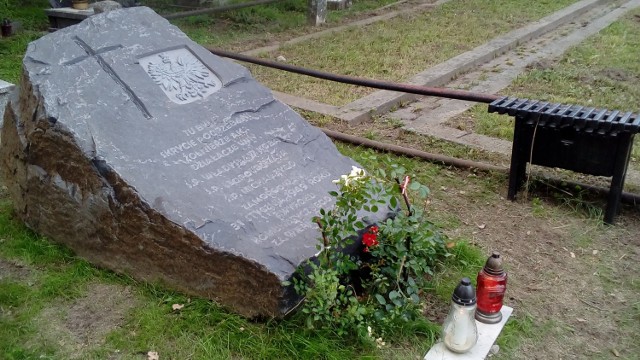 Pamiątkowy obelisk upamiętniający działaczy rzeszowskiego oddziału Zrzeszenie Wolność i Niezawisłość .