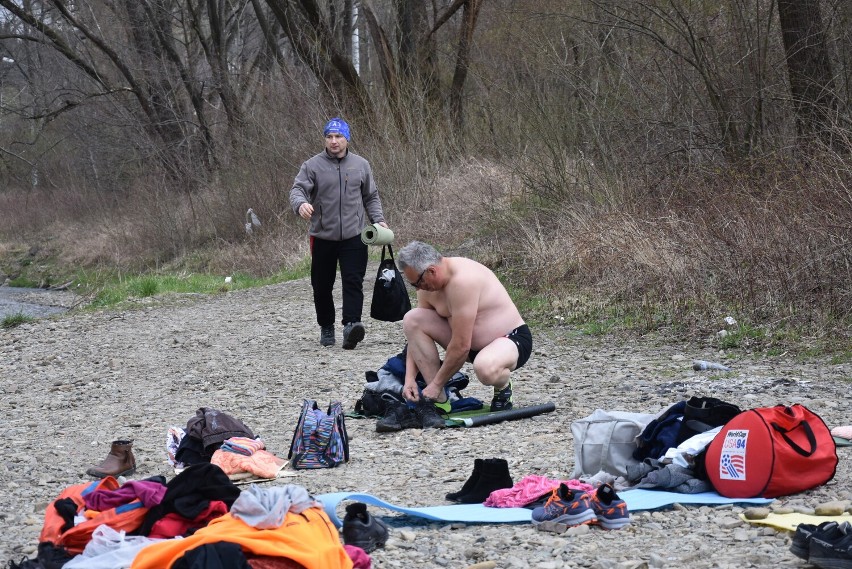 Gorlice. Dyngusowa kąpiel Morsów Ziemi Gorlickiej. To, że powietrze ma dodatnią temperaturę wcale nie oznacza, że woda też ciepła [ZDJĘCIA]