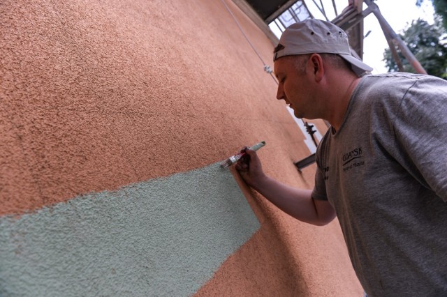 02.08.2017 gdansk
na gdanskiej zaspie powstaje kolejny mural inspirowany dzielem memlinga
na zdjeciu autor muralu piotr szwabe
fot. przemyslaw swiderski / polska press / dziennik baltycki